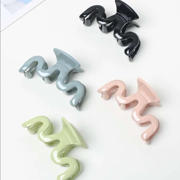 Set of 4 Matching Wavy Hair Claws - Picture 2 of 2
